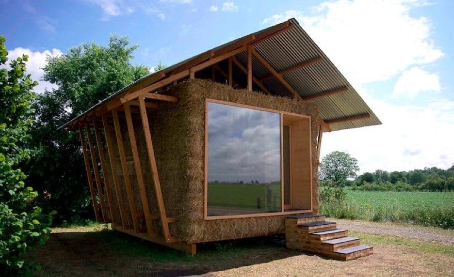 Prototipo de una pequeña casa de balas de paja